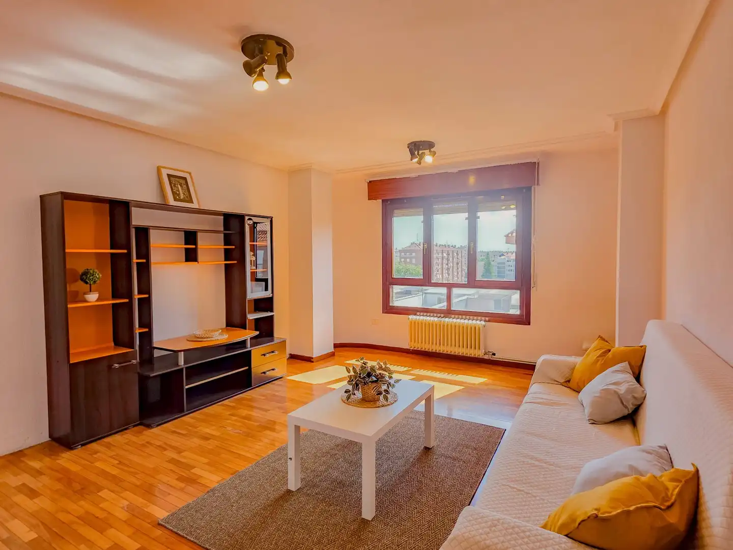 Sala de estar de Piso en venta en  Logroño con Calefacción, Trastero y Piscina comunitaria