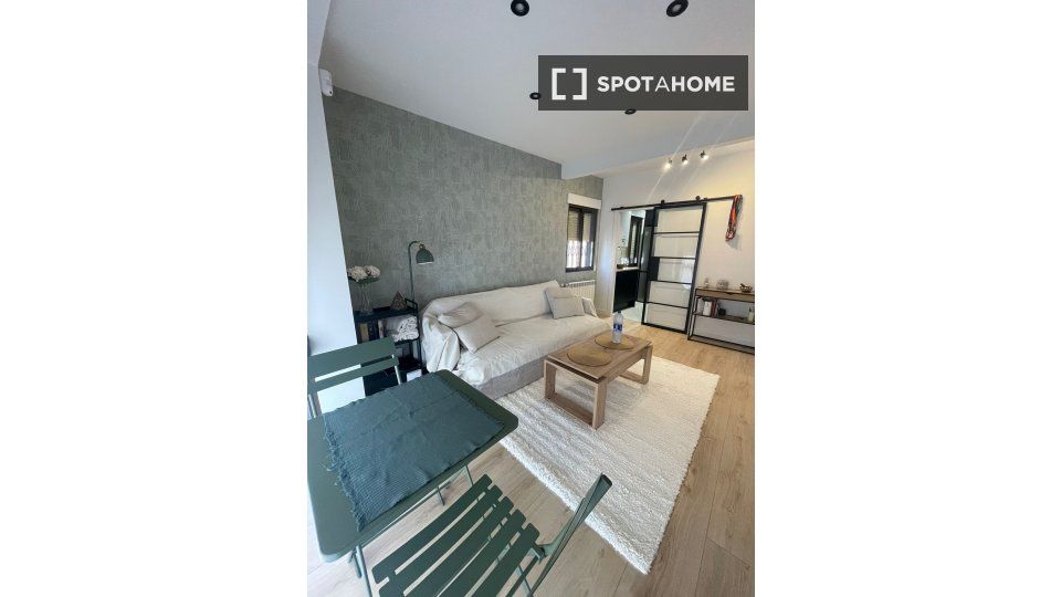 Exterior view of Flat to rent in  Madrid Capital  with Air Conditioner, Heating and Furnished