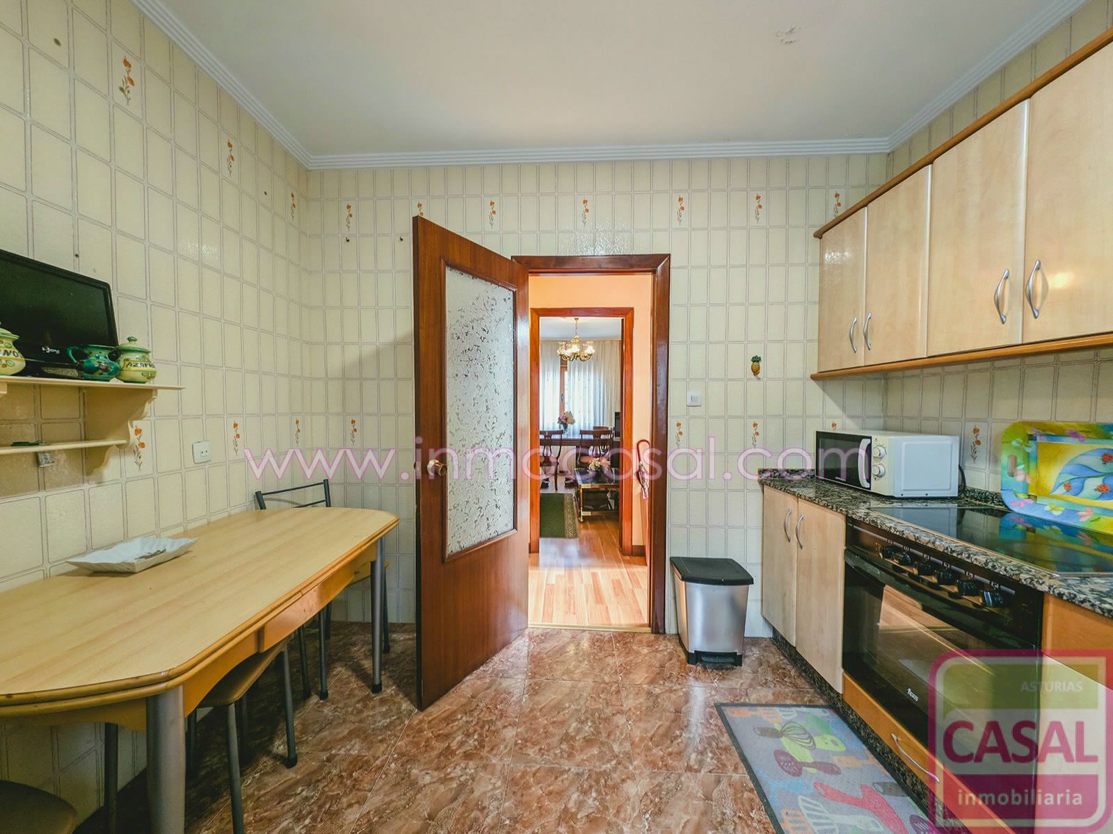 Cocina de Piso en venta en Mieres (Asturias) con Calefacción, Trastero y Amueblado