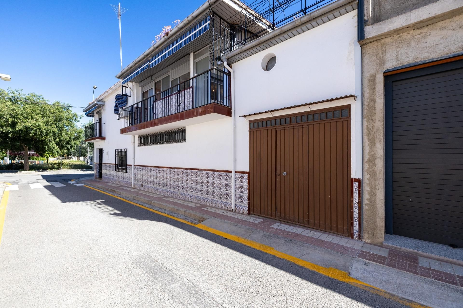 Vista exterior de Casa adosada en venta en  Granada Capital con Terraza, Trastero y Balcón