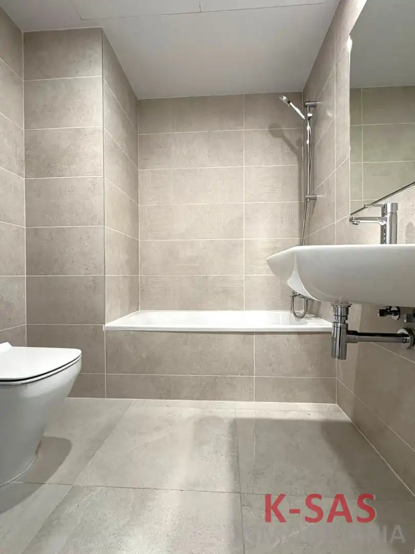 Bathroom of Flat for rent in Montesa
