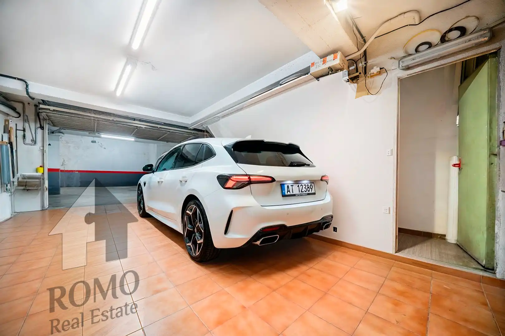 Parking de Casa adosada en venta en Santa Perpètua de Mogoda con Aire acondicionado, Calefacción y Jardín privado