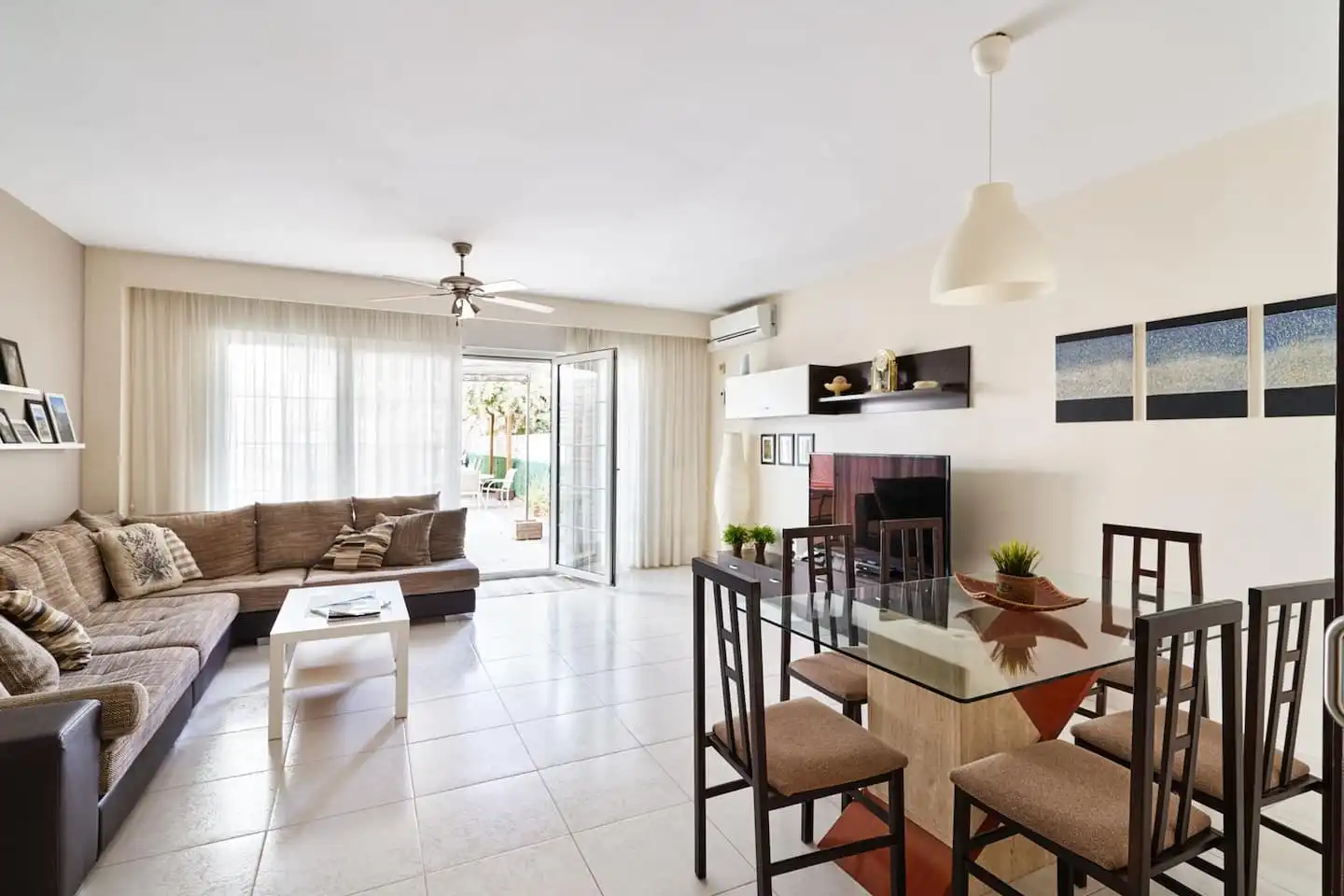 Sala d'estar de Casa adosada en venda en Calella amb Aire condicionat, Calefacció i Jardí privat