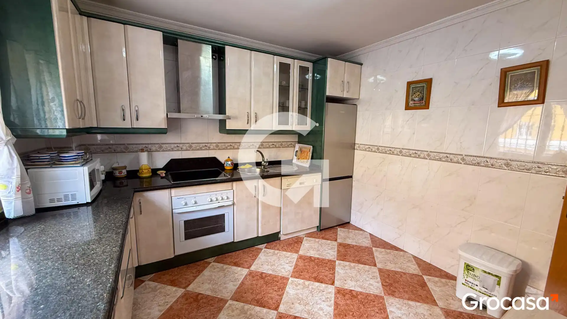 Cuina de Casa adosada en venda en Vélez-Málaga amb Aire condicionat, Calefacció i Jardí privat