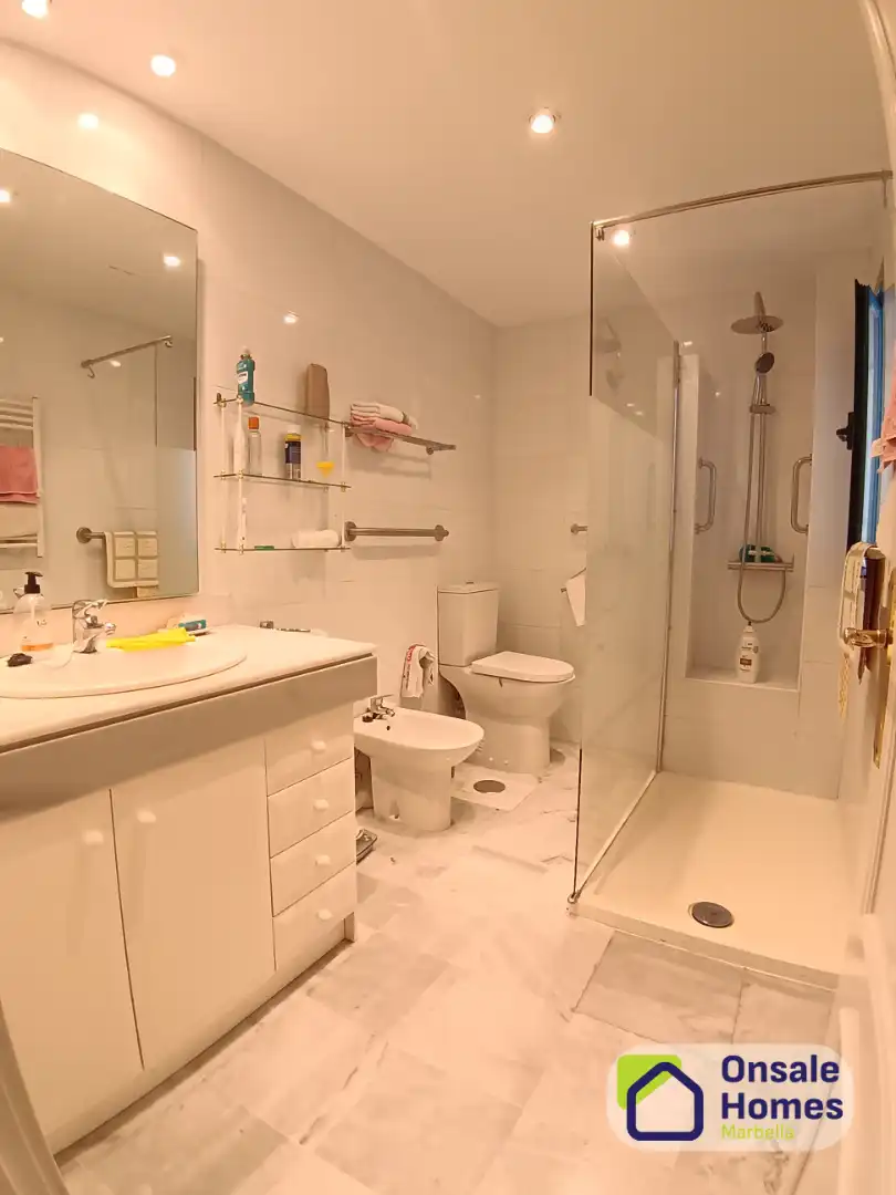 Badezimmer von Wohnung zum Verkauf in Marbella mit Abstellraum und Balkon