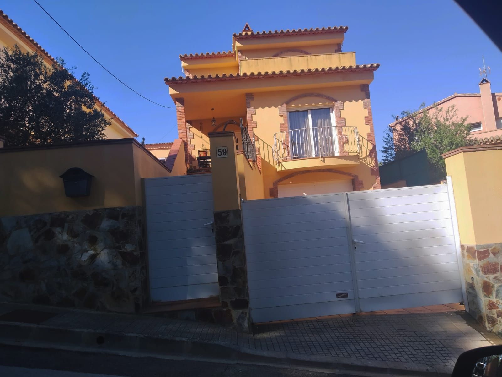 Vista exterior de Casa adosada en venda en L'Escala amb Calefacció, Jardí privat i Terrassa