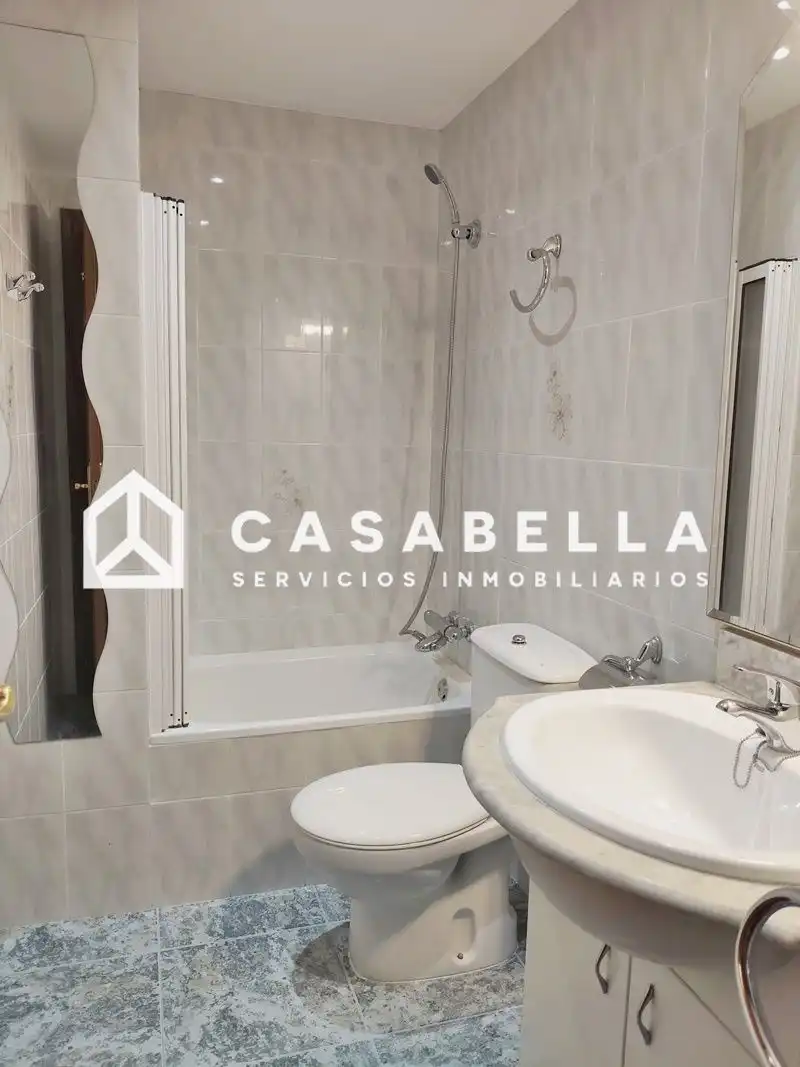 Bathroom of Flat for rent in Burjassot  with Air Conditioner, Heating and Furnished