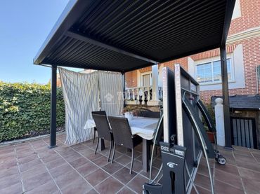 Casa aparellada amb jardí en venda a Zona el Caño