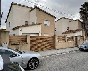 Exterior view of Single-family semi-detached for sale in Banyeres del Penedès  with Terrace and Swimming Pool