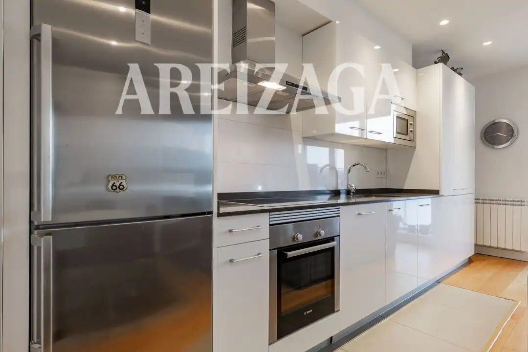 Cuina de Apartament en venda en Donostia - San Sebastián  amb Calefacció, Terrassa i Traster