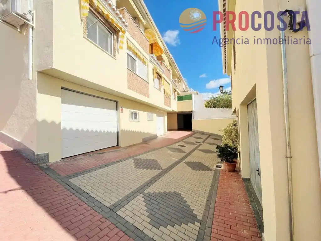 Vista exterior de Casa adosada en venta en Almuñécar con Terraza