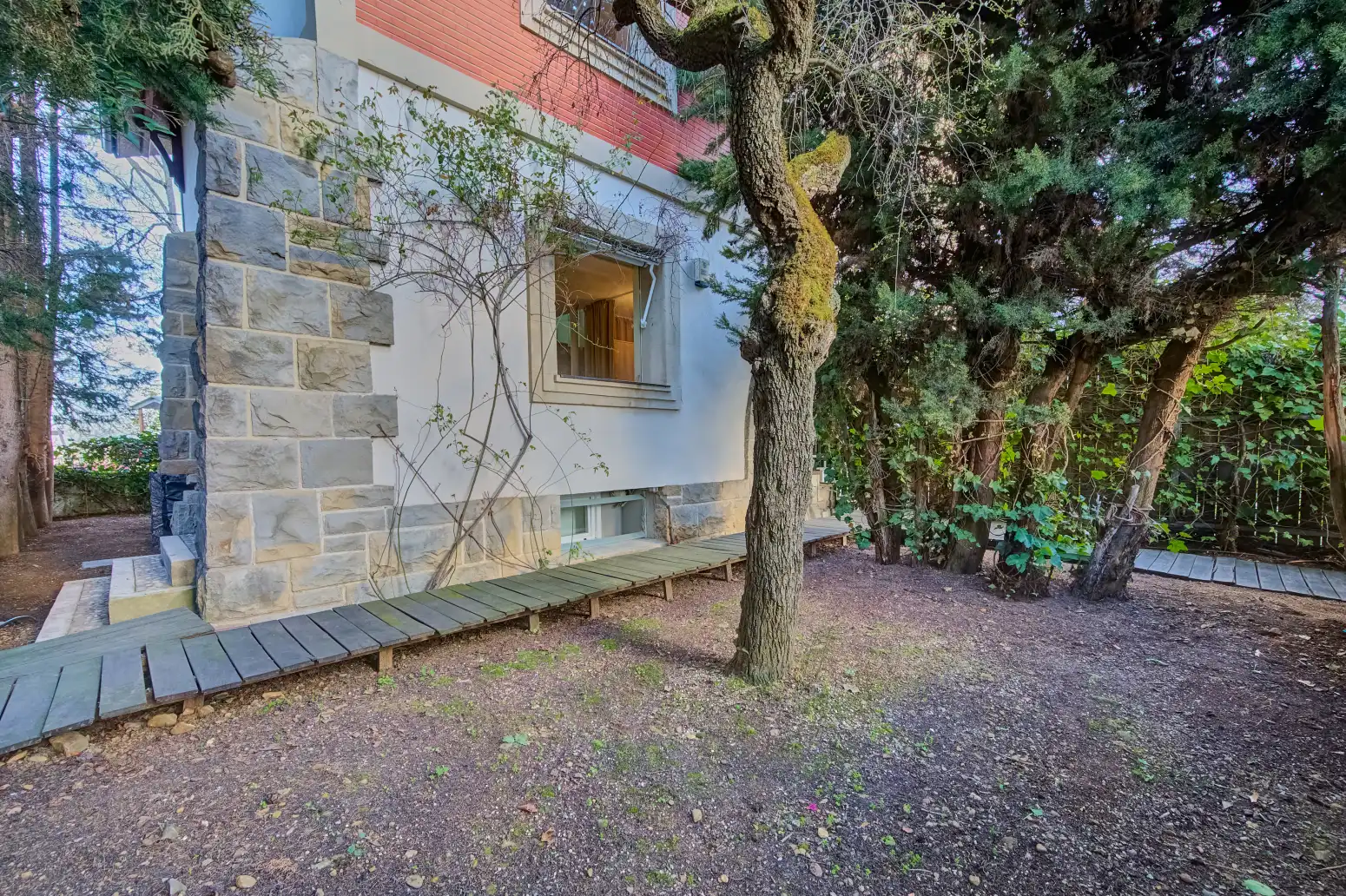 Vista exterior de Casa adosada en venta en  Pamplona / Iruña con Calefacción, Jardín privado y Parquet