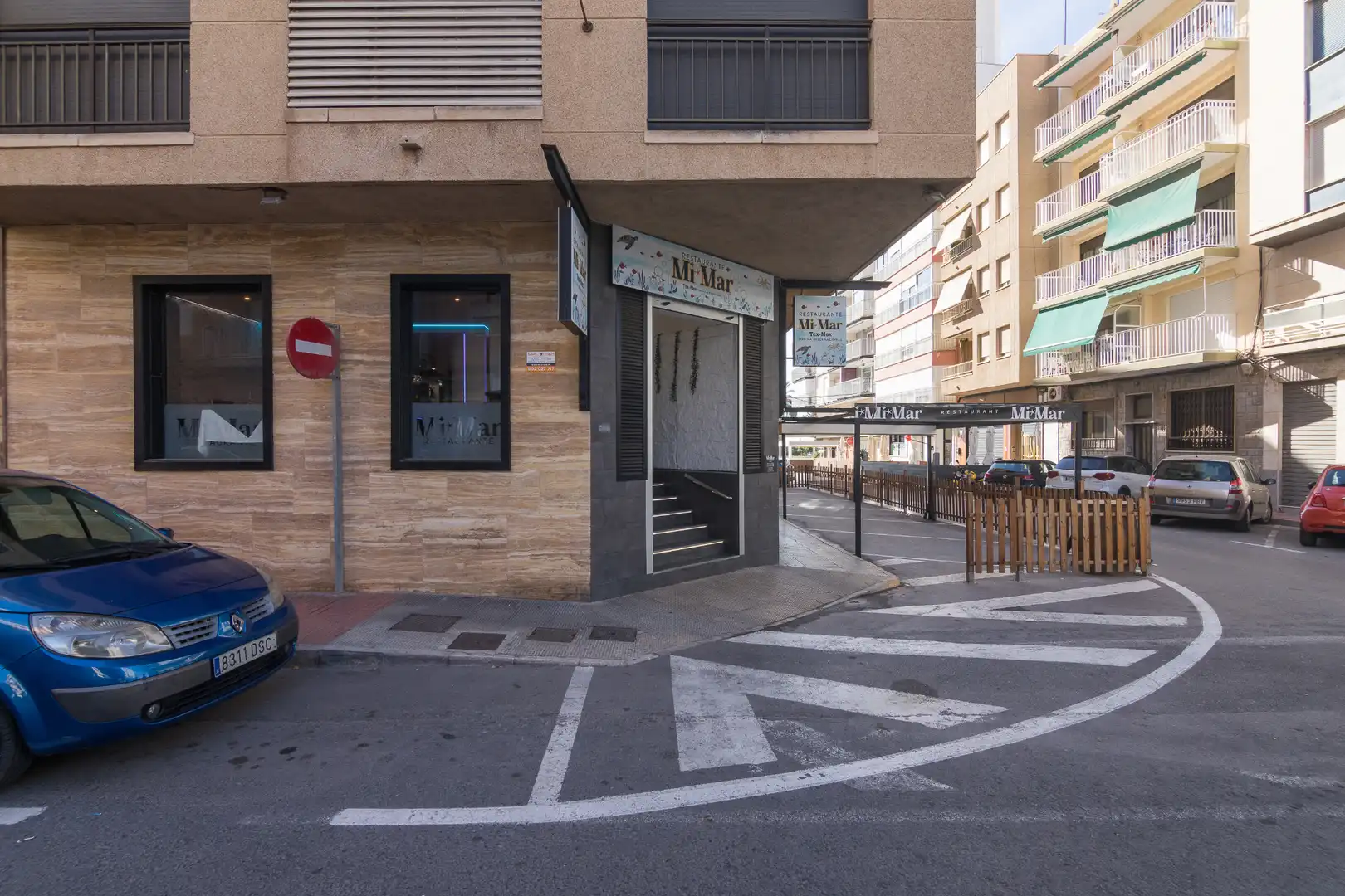 Vista exterior de Local en venda en Santa Pola amb Aire condicionat, Terrassa i Moblat