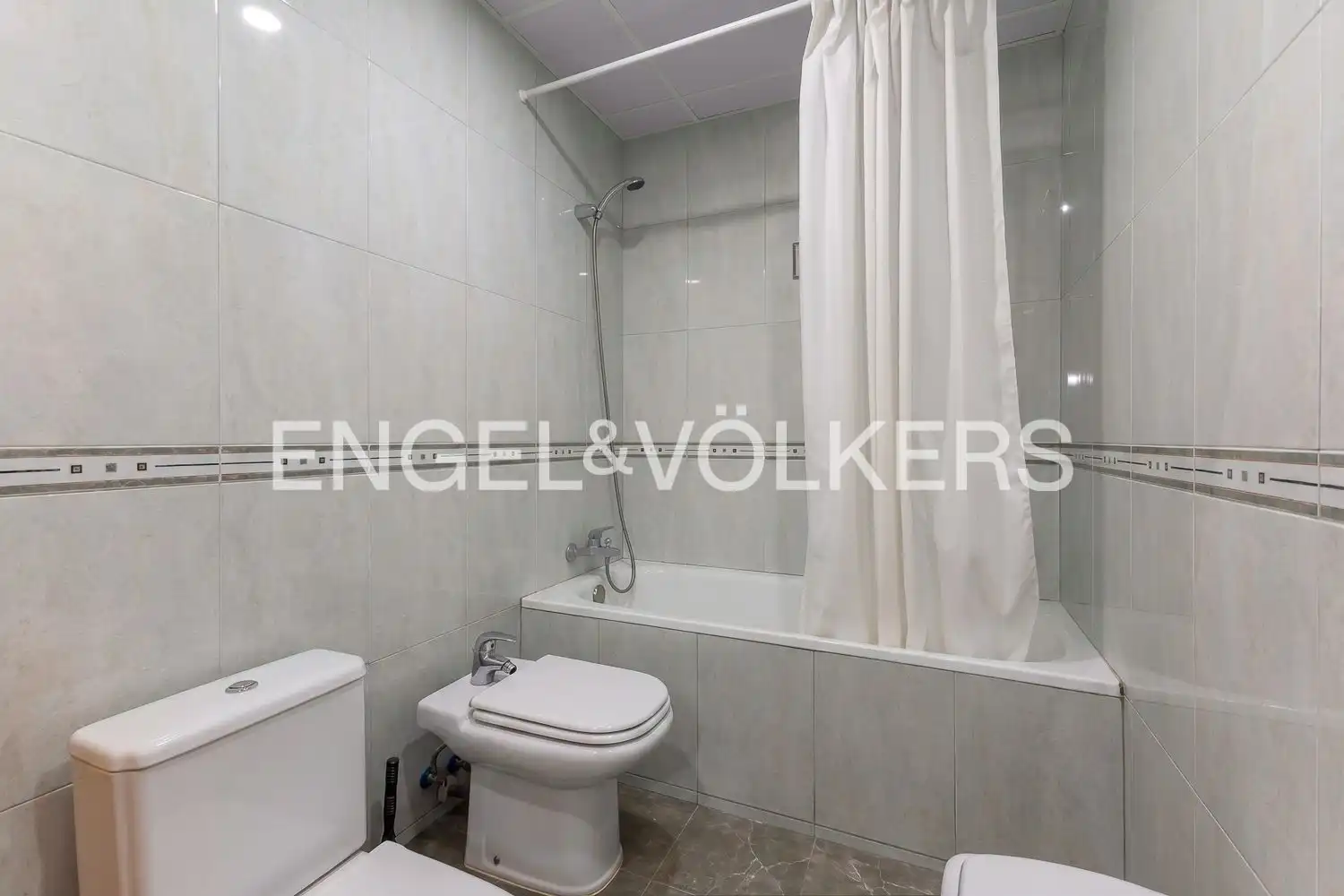 Badezimmer von Wohnung zur Miete in Valencia mit Klimaanlage, Heizung und Möbliert
