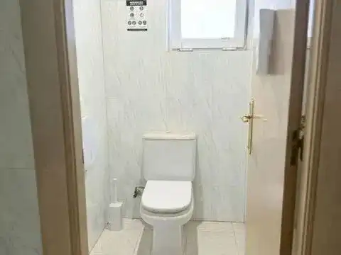 Badezimmer von Büro zur Miete in Zaragoza mit Klimaanlage und Heizung
