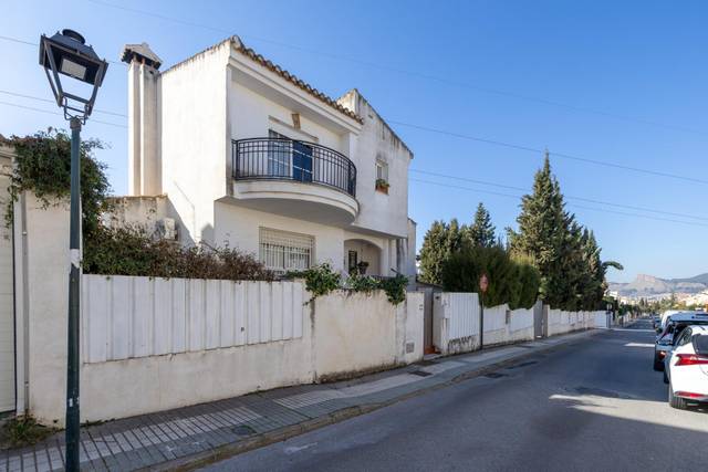 Casa-chalet en Venta en  ABETO (LOMA VERDE) en Albolote