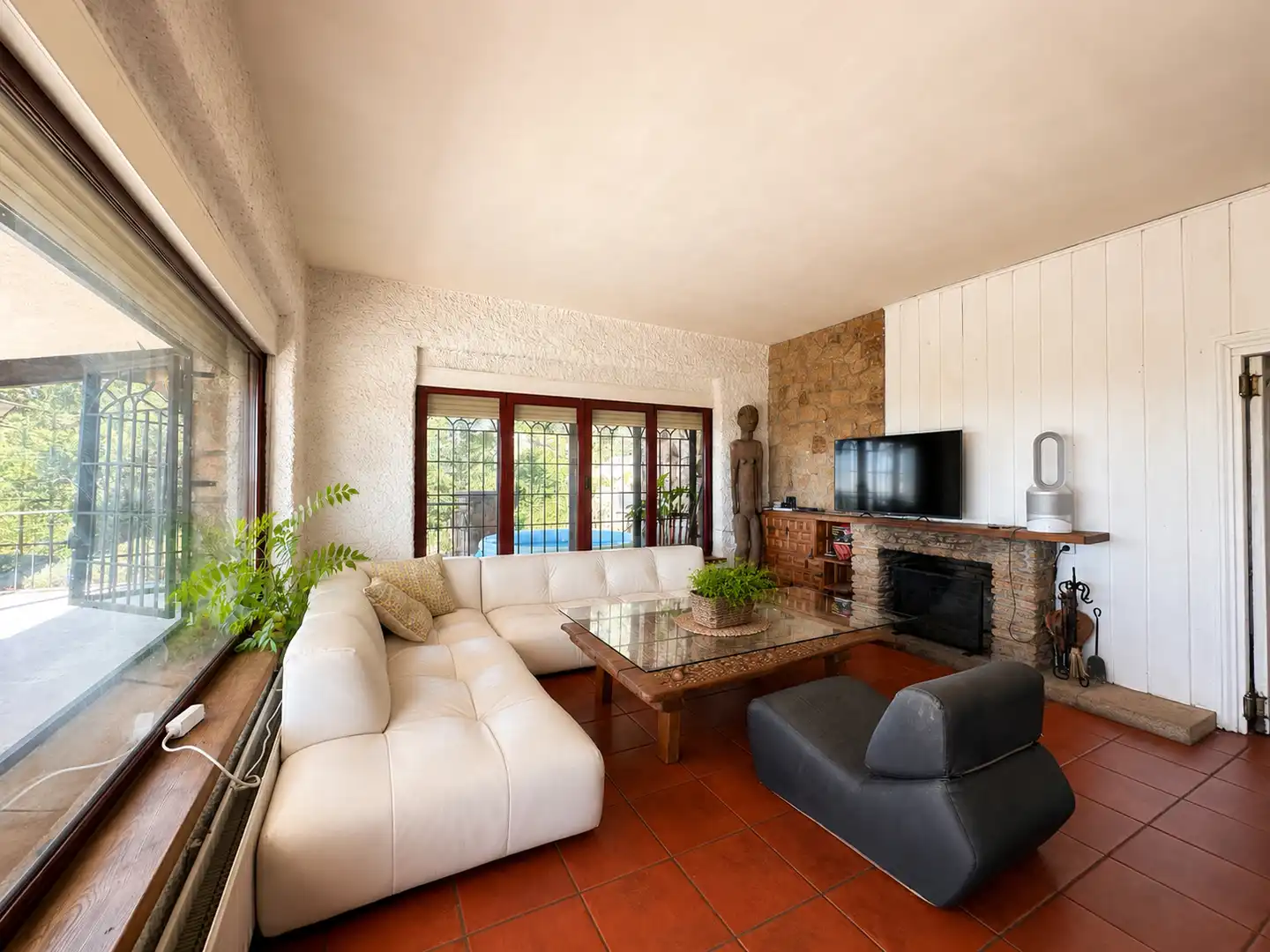 Living room of Houses for sale in Hoyo de Manzanares  with Air Conditioner, Private garden and Swimming Pool