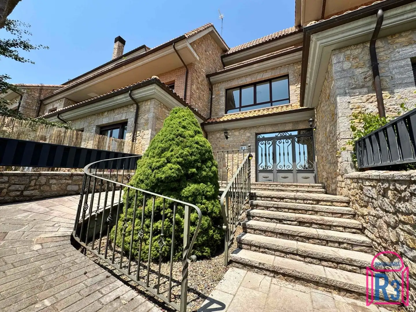 Vista exterior de Dúplex en venta en Valverde de la Virgen con Calefacción, Terraza y Trastero