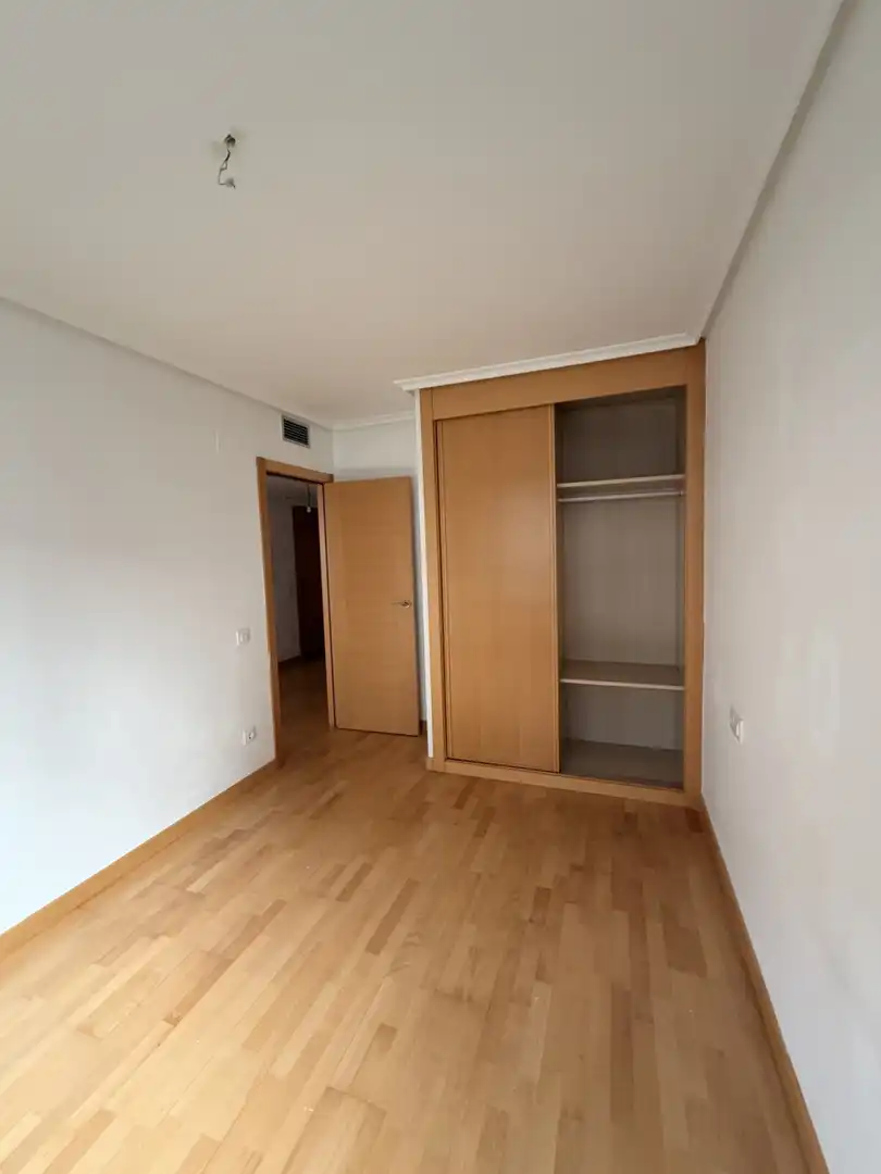 Habitación de Piso en venta en  Logroño con Calefacción, Parquet y Trastero