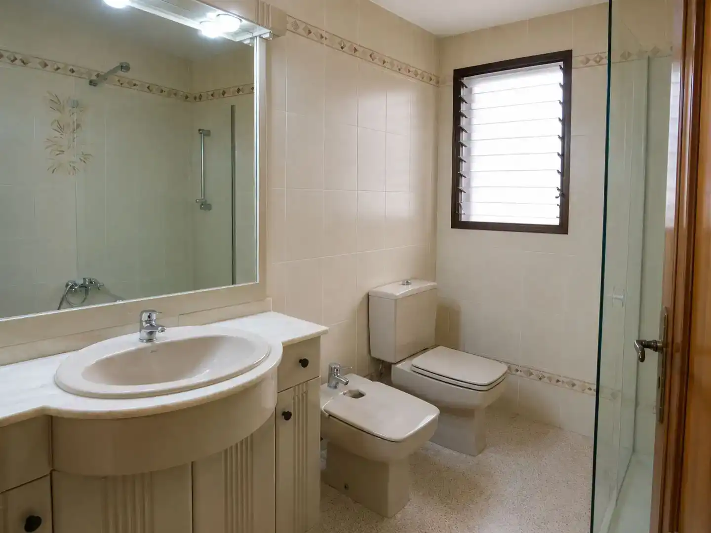Badezimmer von Wohnung zum Verkauf in L'Eliana mit Balkon