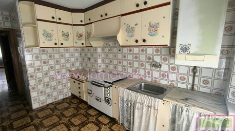 Se vende piso en el centro de La Felguera, consta de tres amplios dormitorios, salóncomedor, baño completo, aseo y despensa. A un