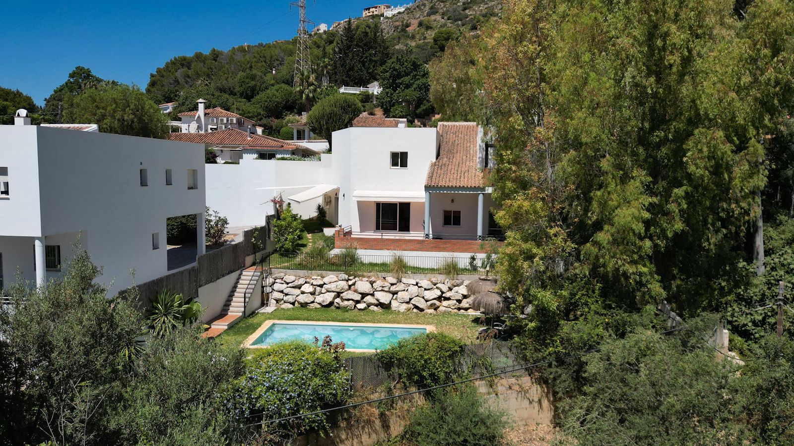 Vista exterior de Casa o xalet en venda en Benalmádena amb Jardí privat, Piscina i Alarma