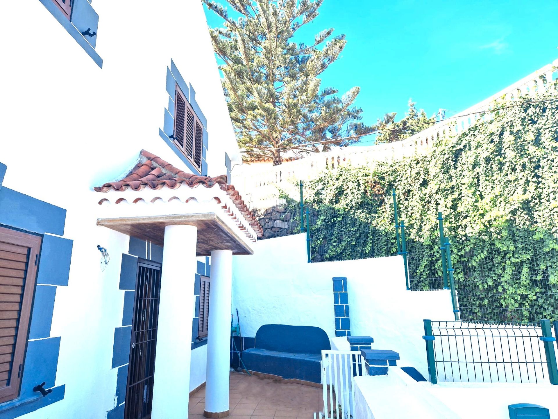 Vista exterior de Casa adosada en venda en Firgas amb Jardí privat, Terrassa i Balcó