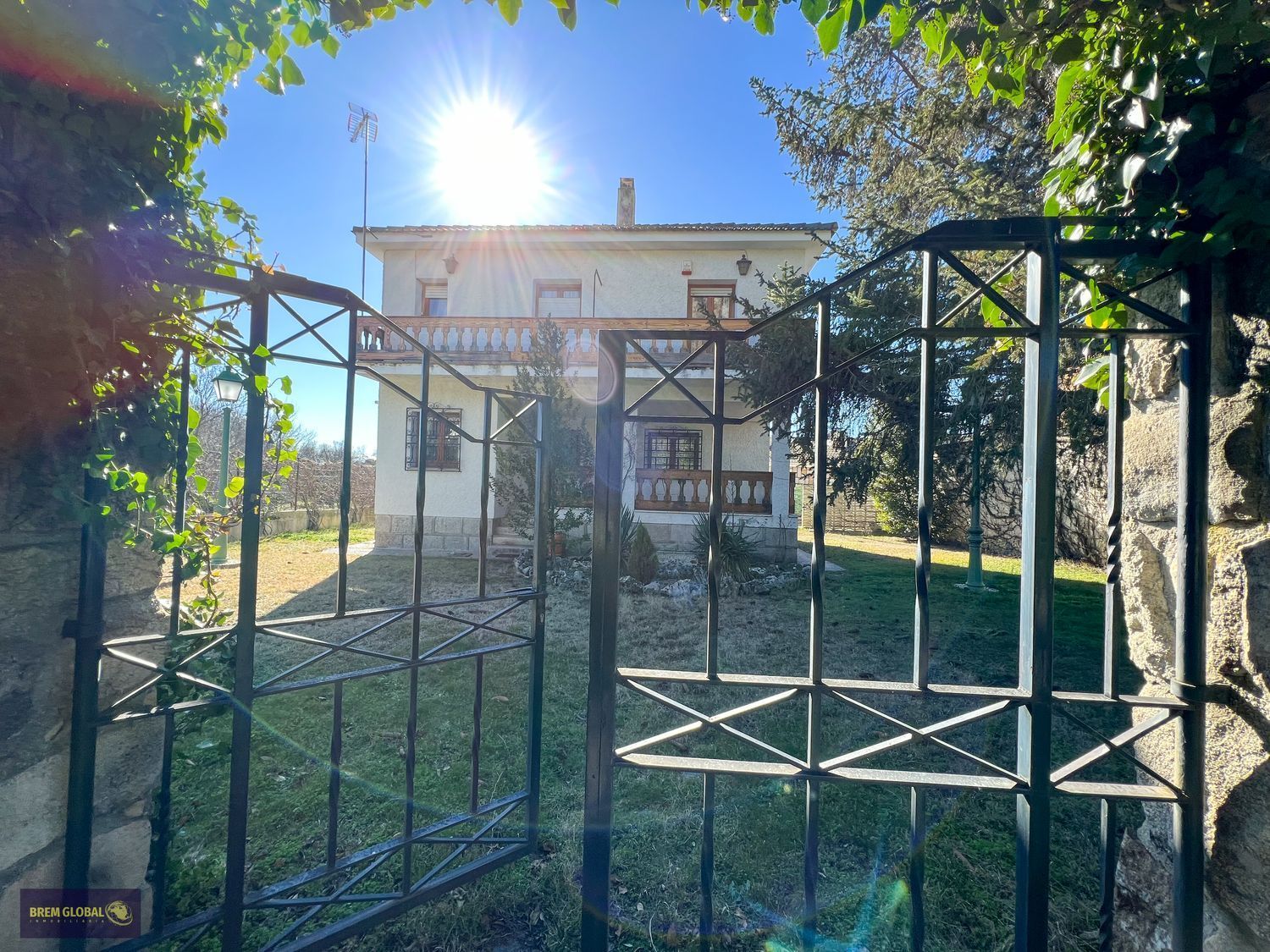 Vista exterior de Casa o xalet en venda en La Cabrera amb Jardí privat, Terrassa i Traster