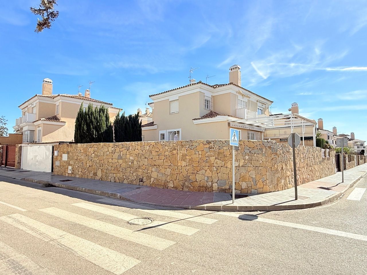 Vista exterior de Casa o xalet en venda en Vélez-Málaga amb Aire condicionat, Calefacció i Jardí privat