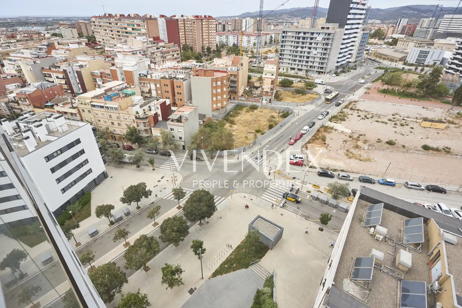 Vista exterior de Àtic en venda en L'Hospitalet de Llobregat amb Aire condicionat, Calefacció i Parquet
