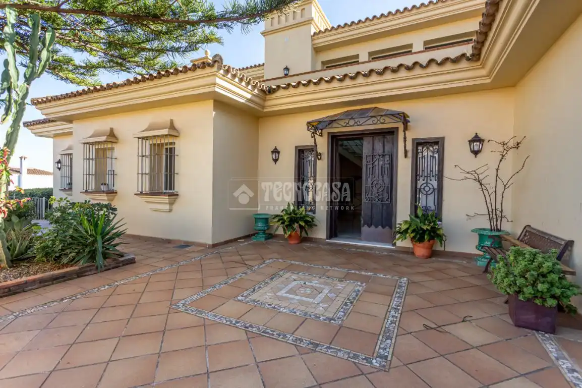 Exterior view of Houses for sale in Algeciras  with Air Conditioner and Swimming Pool