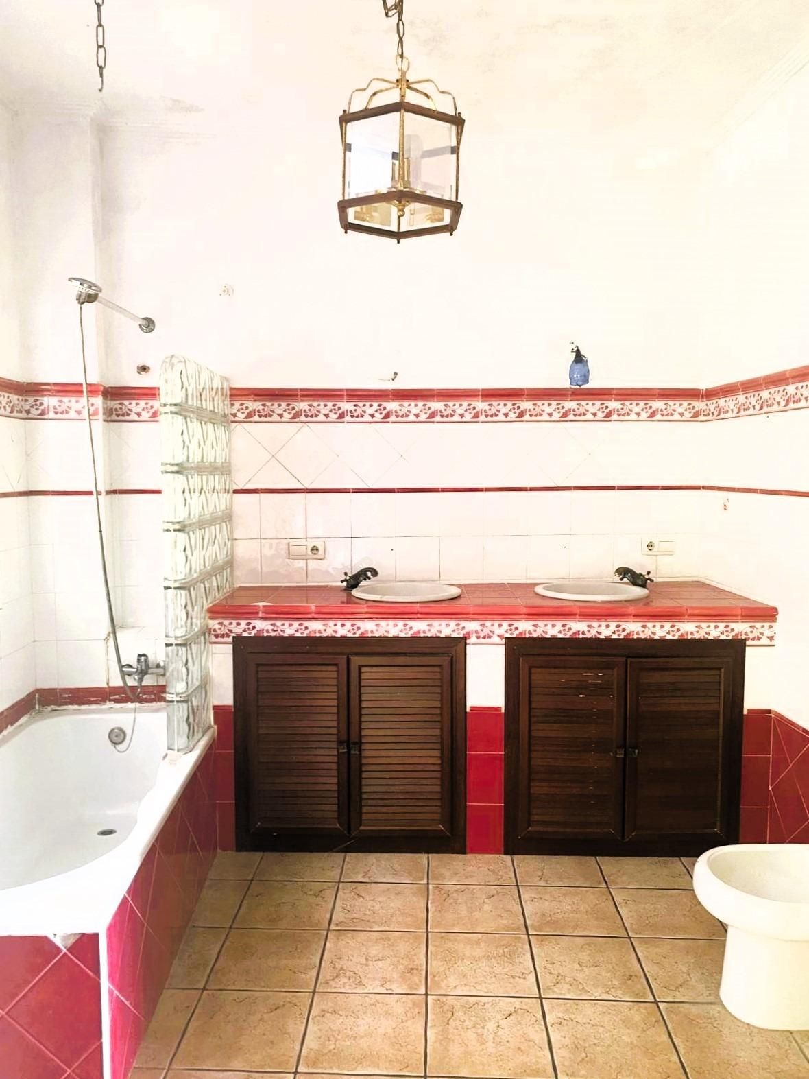 Bathroom of House or chalet for sale in Los Palacios y Villafranca  with Terrace, Storage room and Balcony