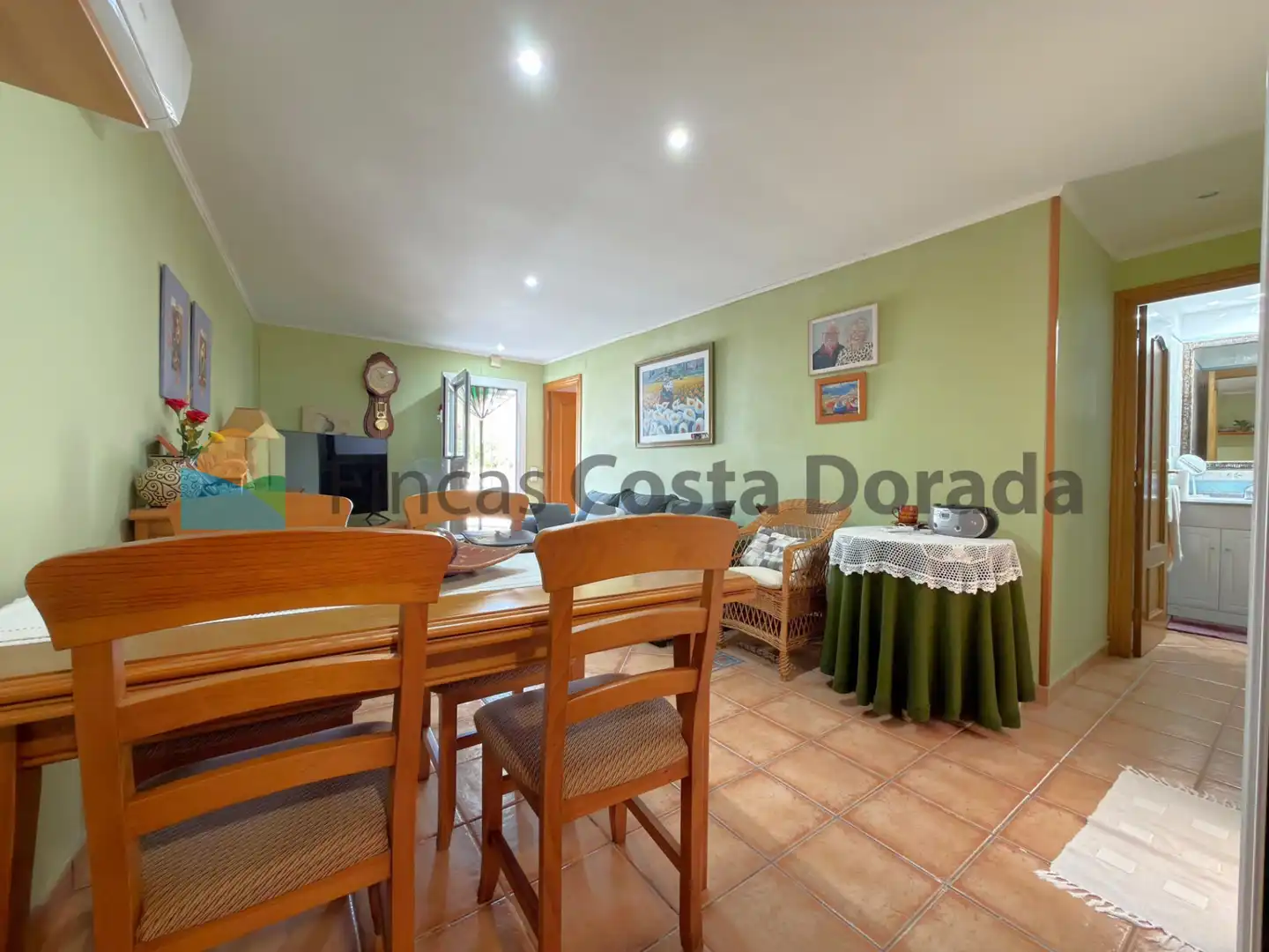 Sala d'estar de Casa o xalet en venda en Cubelles amb Aire condicionat, Jardí privat i Terrassa