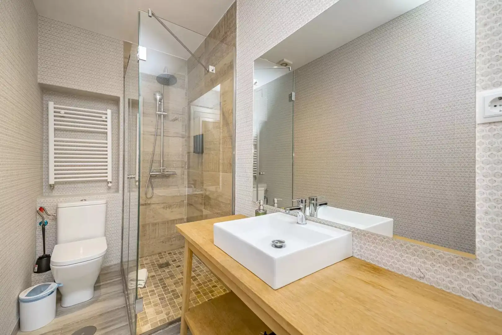 Bathroom of Flat for rent in Madrid  with Air Conditioner, Heating and Terrace