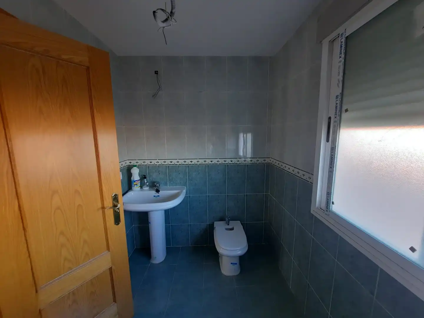 Badezimmer von Einfamilien-Reihenhaus zum Verkauf in Lillo mit Heizung und Möbliert