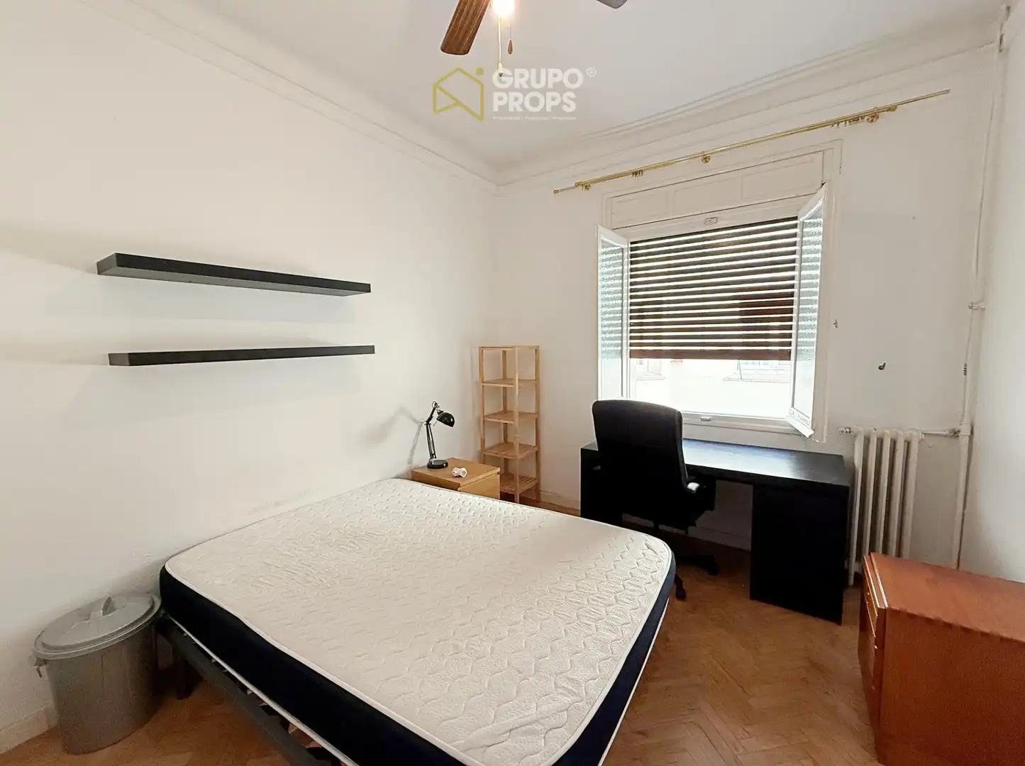 Schlafzimmer von Wohnung zur Miete in Madrid mit Heizung, Parkett und Möbliert