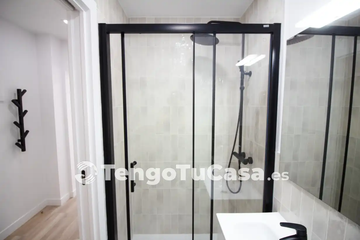 Bathroom of Flat for sale in Madrid  with Air Conditioner, Heating and Parquet flooring