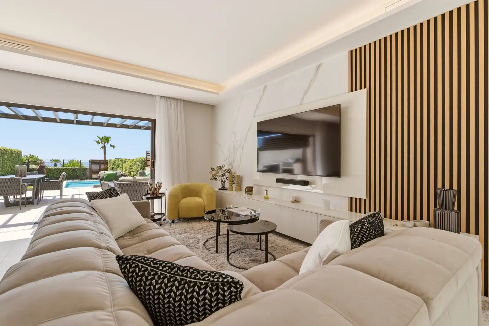 Sala d'estar de Casa adosada en venda en Estepona amb Aire condicionat, Jardí privat i Terrassa