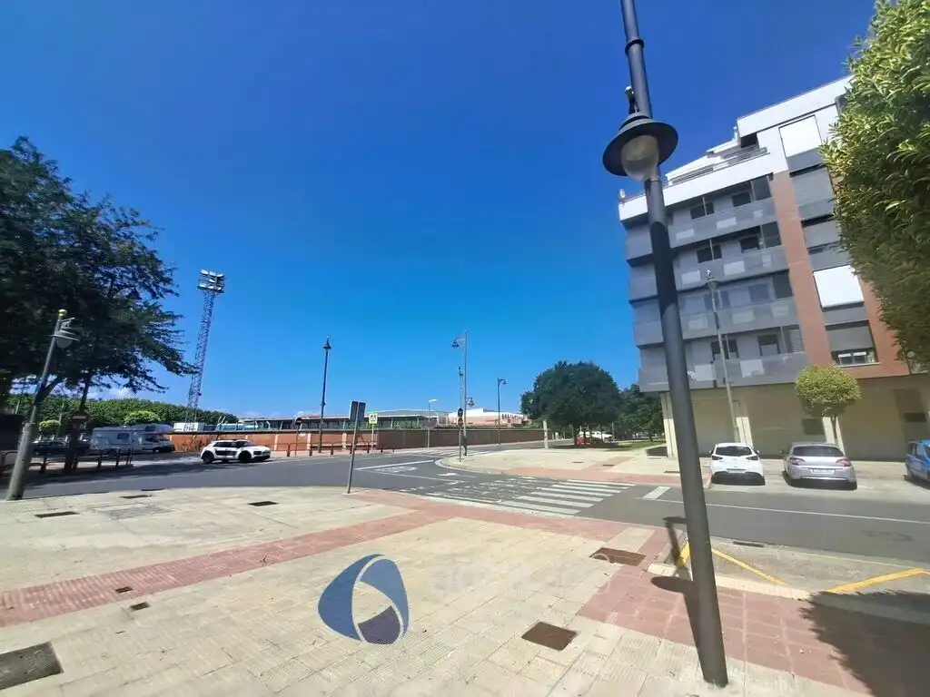 Vista exterior de Local de alquiler en  Logroño