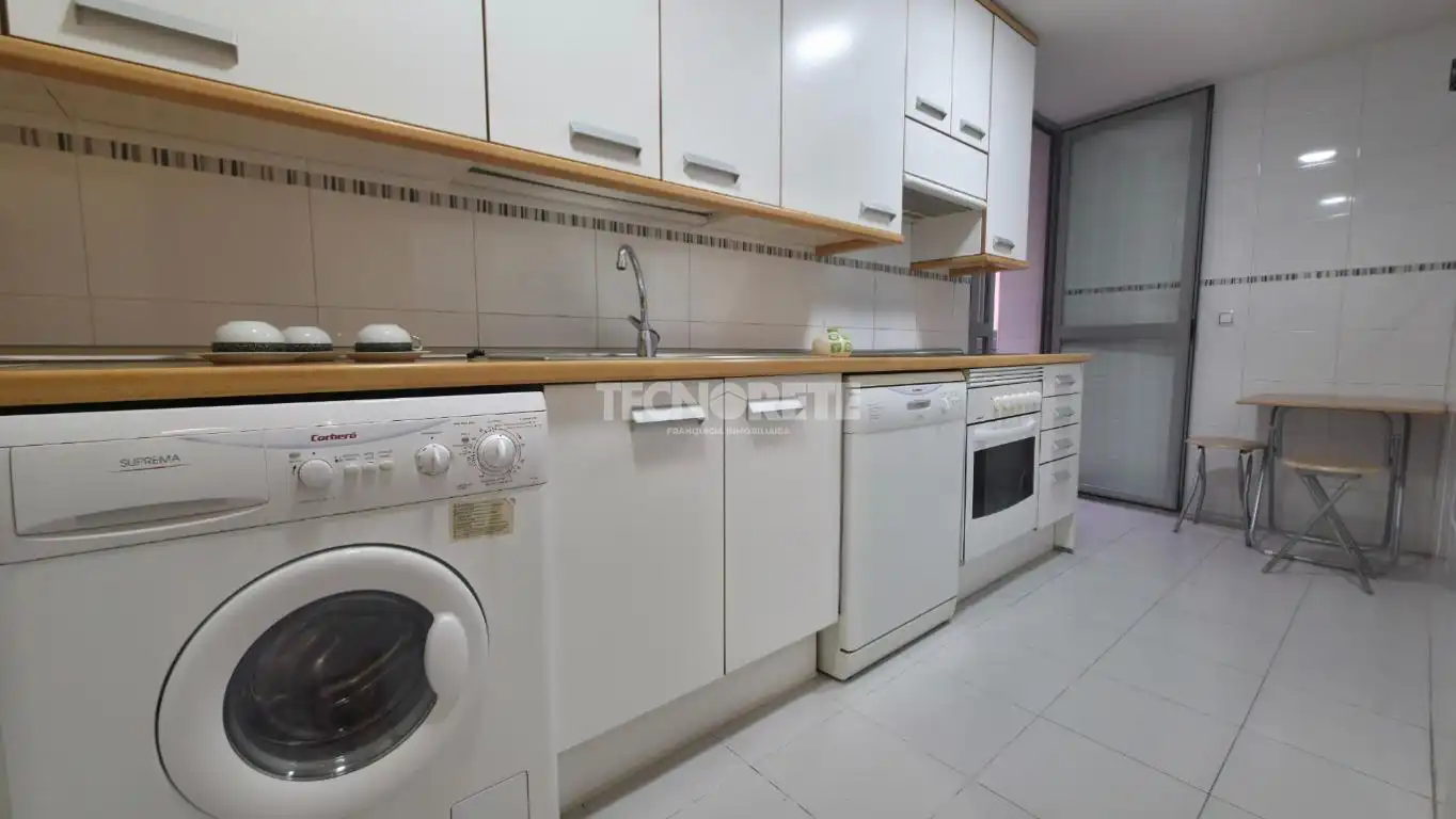Cocina de Piso en venta en Guadalajara con Parquet y Piscina comunitaria