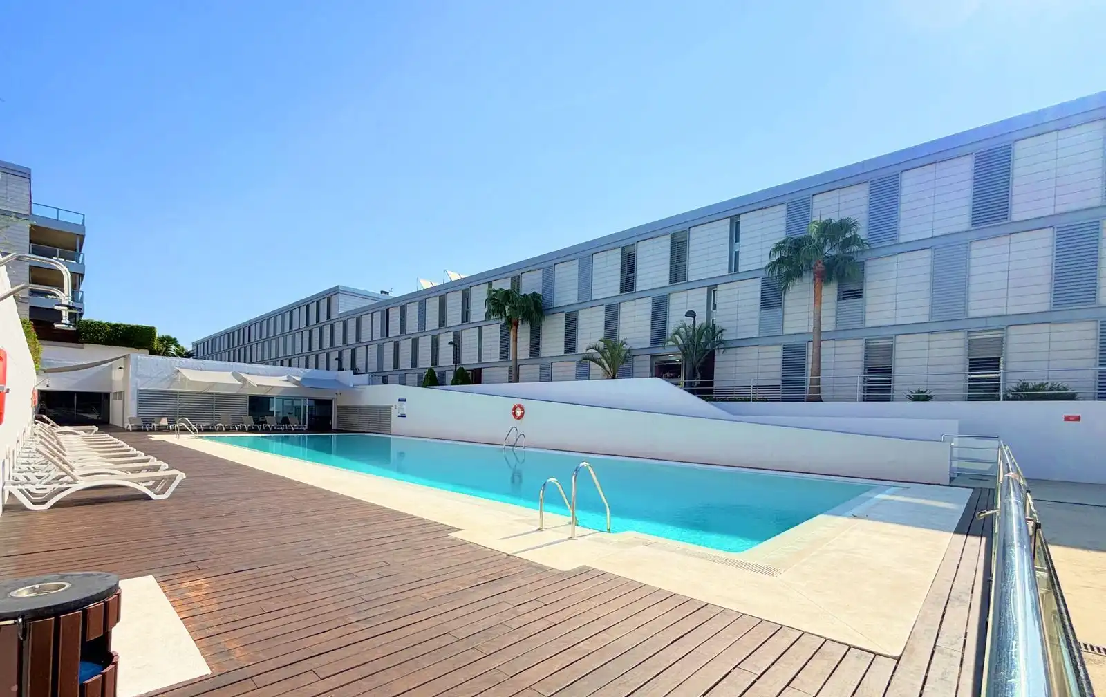 Piscina de Ático en venta en Manilva con Aire acondicionado, Terraza y TV
