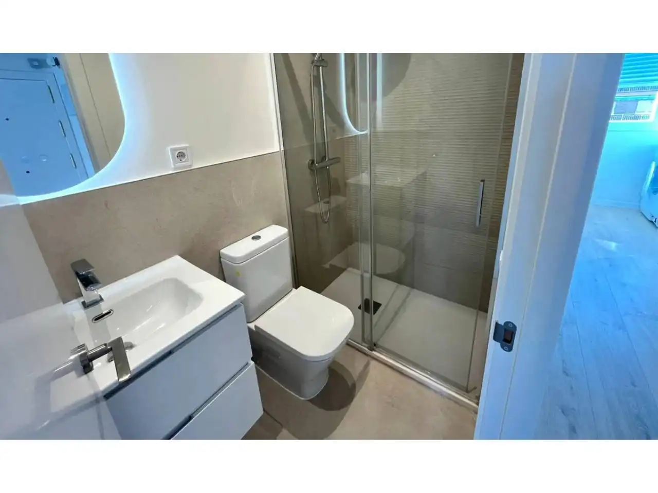 Badezimmer von Wohnung zum Verkauf in Sant Joan Despí mit Klimaanlage, Heizung und Parkett