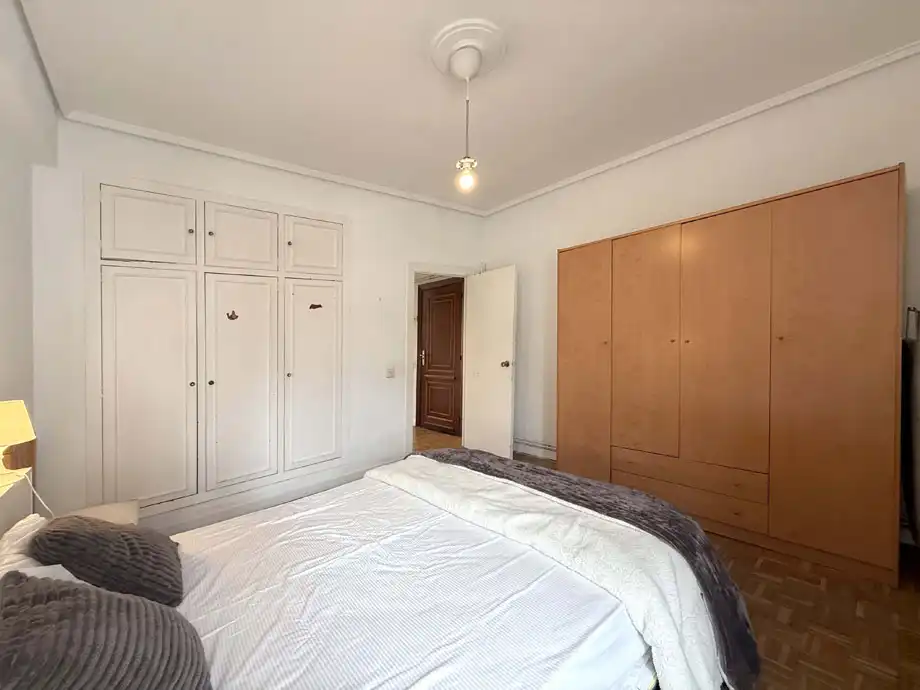 Dormitori de Pis en venda en Vitoria - Gasteiz amb Calefacció, Parquet i Moblat