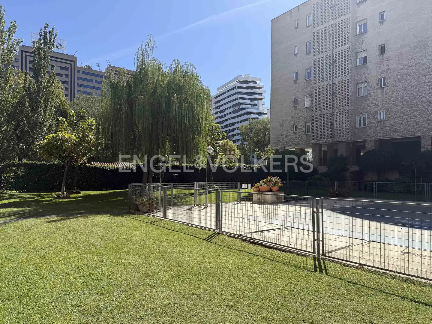 Vista exterior de Piso en venta en Madrid con Calefacción, Parquet y Terraza
