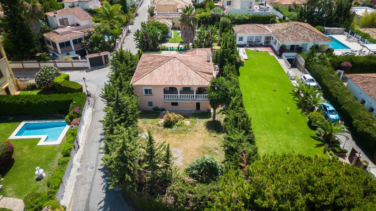 Vista exterior de Casa o xalet en venda en Marbella amb Jardí privat, Terrassa i Alarma