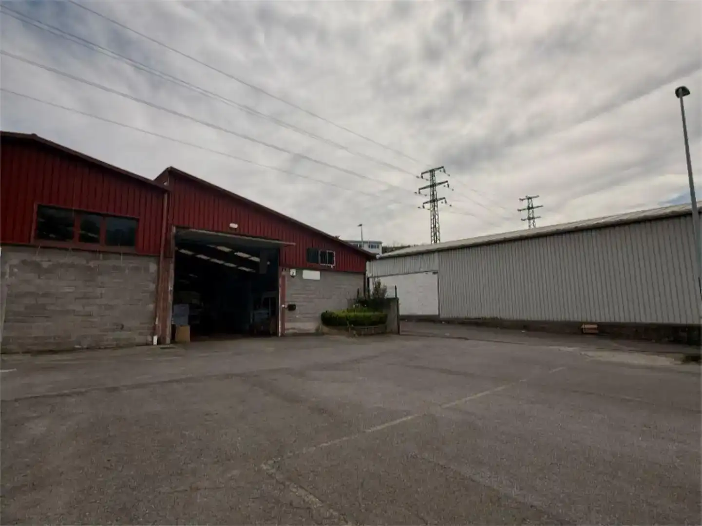 Vista exterior de Nave industrial en venta en Basurtu - Zorrotza