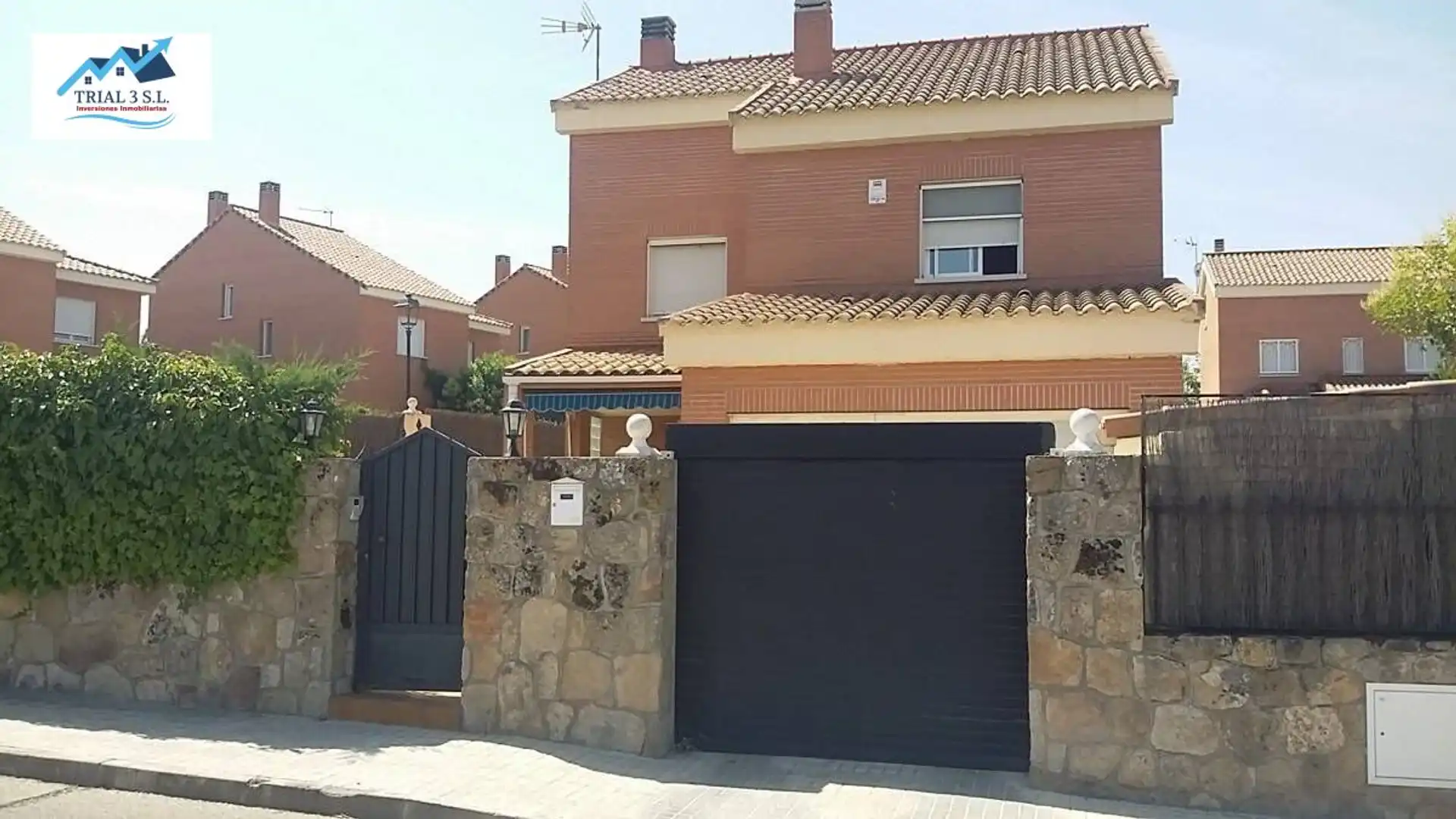 Vista exterior de Casa o chalet en venta en Moraleja de Enmedio con Piscina comunitaria