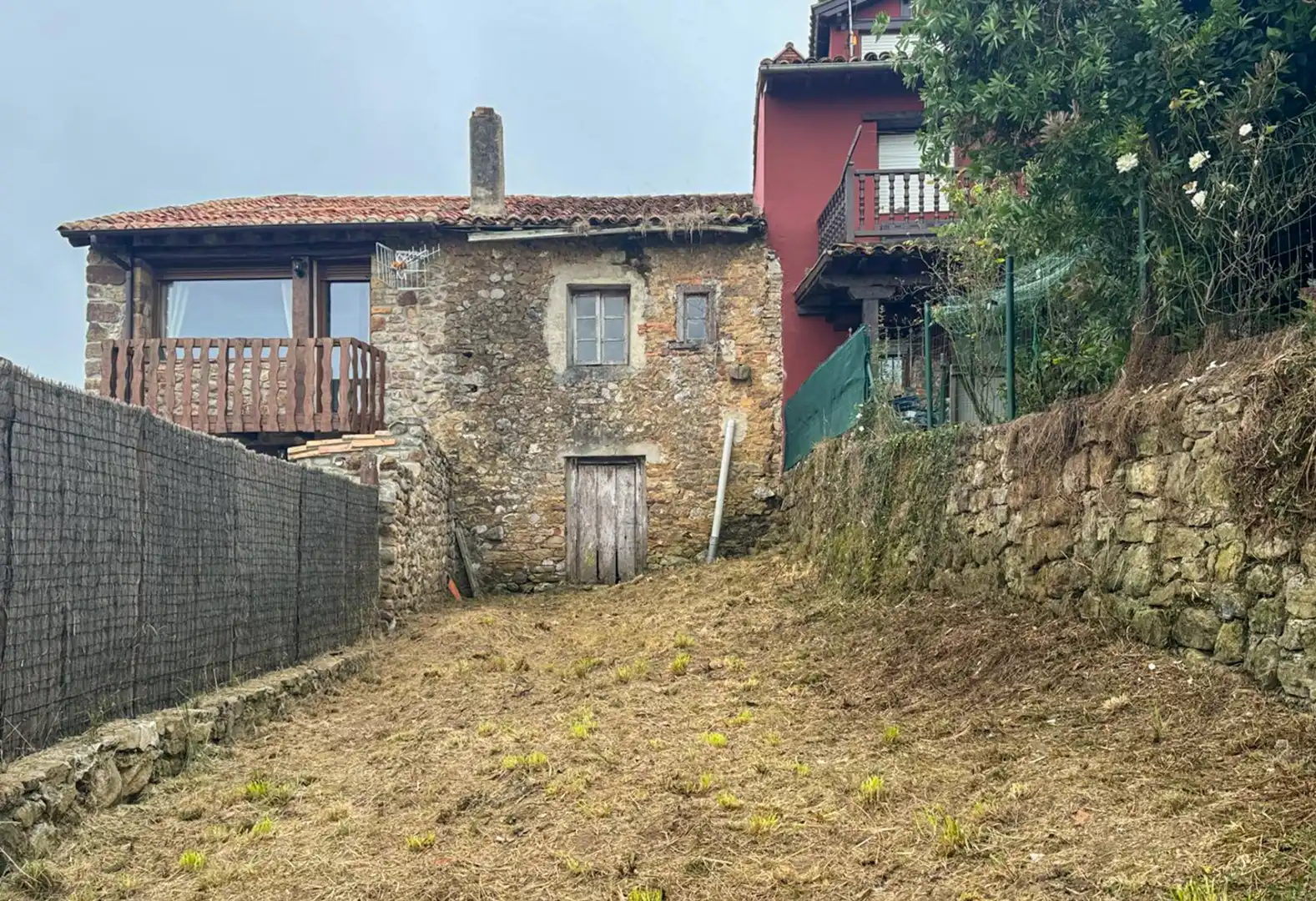 Vista exterior de Casa adosada en venda en Comillas (Cantabria) amb Jardí privat i Terrassa