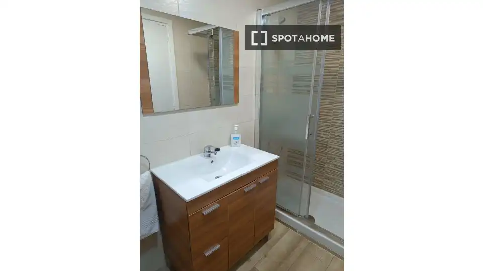 Bathroom of Flat for rent in Valencia  with Air Conditioner, Heating and Furnished