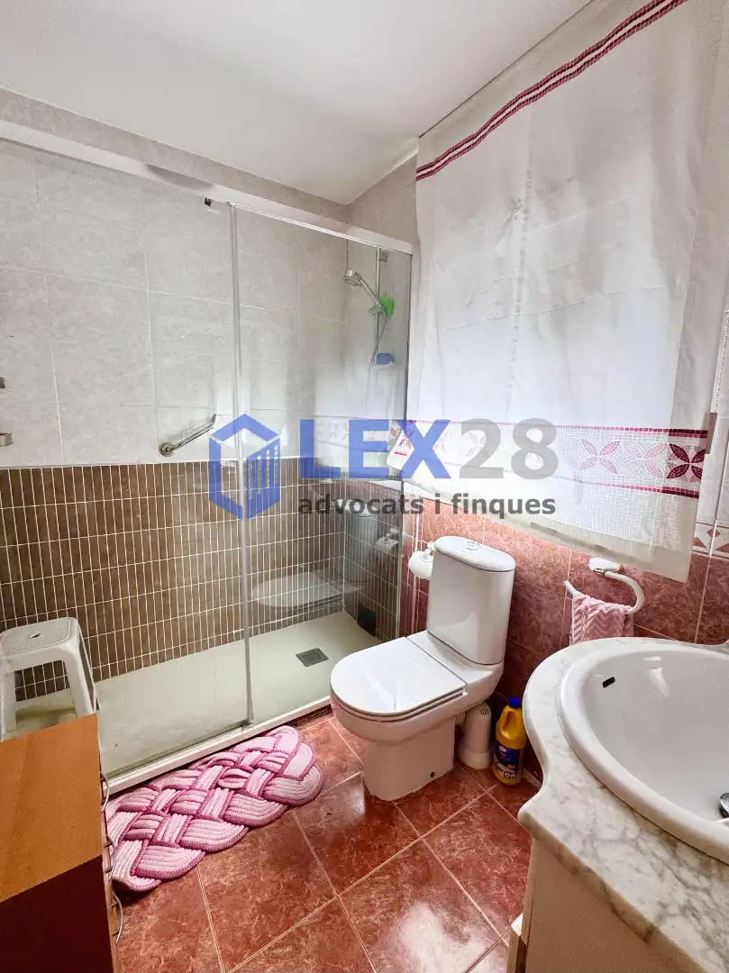 Baño de Casa adosada en venta en Badalona con Aire acondicionado, Calefacción y Jardín privado